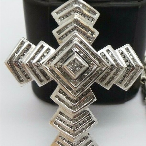 10K GOLD DIAMOND CLUSTER CROSS PENDANT necklace - Picture 4 of 11